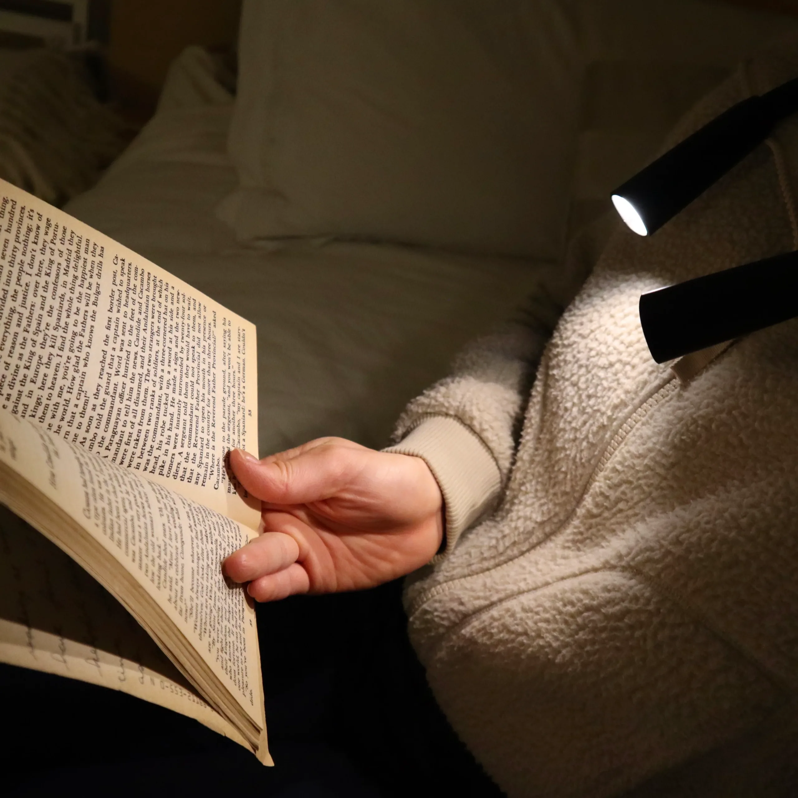 Imagem do produto  Kikkerland Hands-Free Book Light